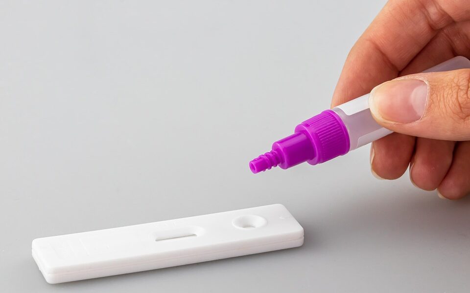 Tested & Ranked: 7 Best Dry Shampoos for Dark Hair With No White Cast